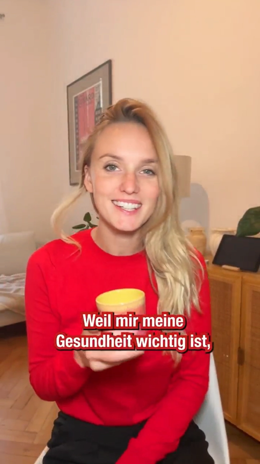 Screenshot aus einem Generali-Video: Ein Creator hält ein Mikrofon und sagt: ‚Weil mir meine Gesundheit wichtig ist‘ – vor professionellem Hintergrund.